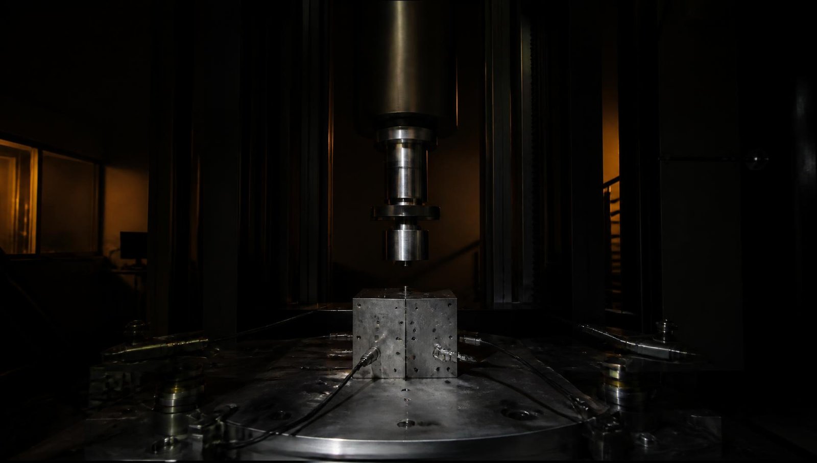 Shock testing machine with an instrumented metal specimen on the impact table